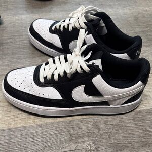 Nike women’s  Black and White Low-Top Sneakers